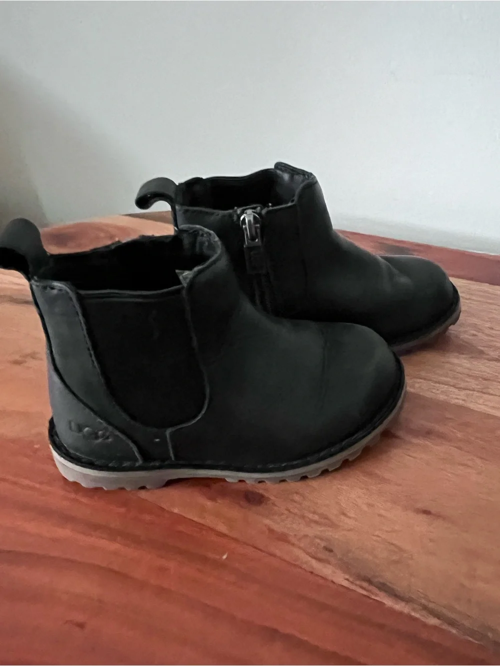 UGG Lemmy Black Leather Chelsea Ankle Boots Kids‎ Size 8 1009218T